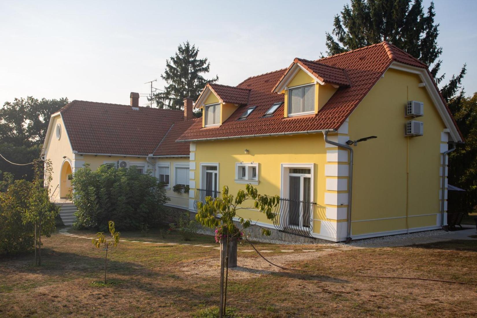 Kondics Apartmanhaz Sarvar Exterior photo