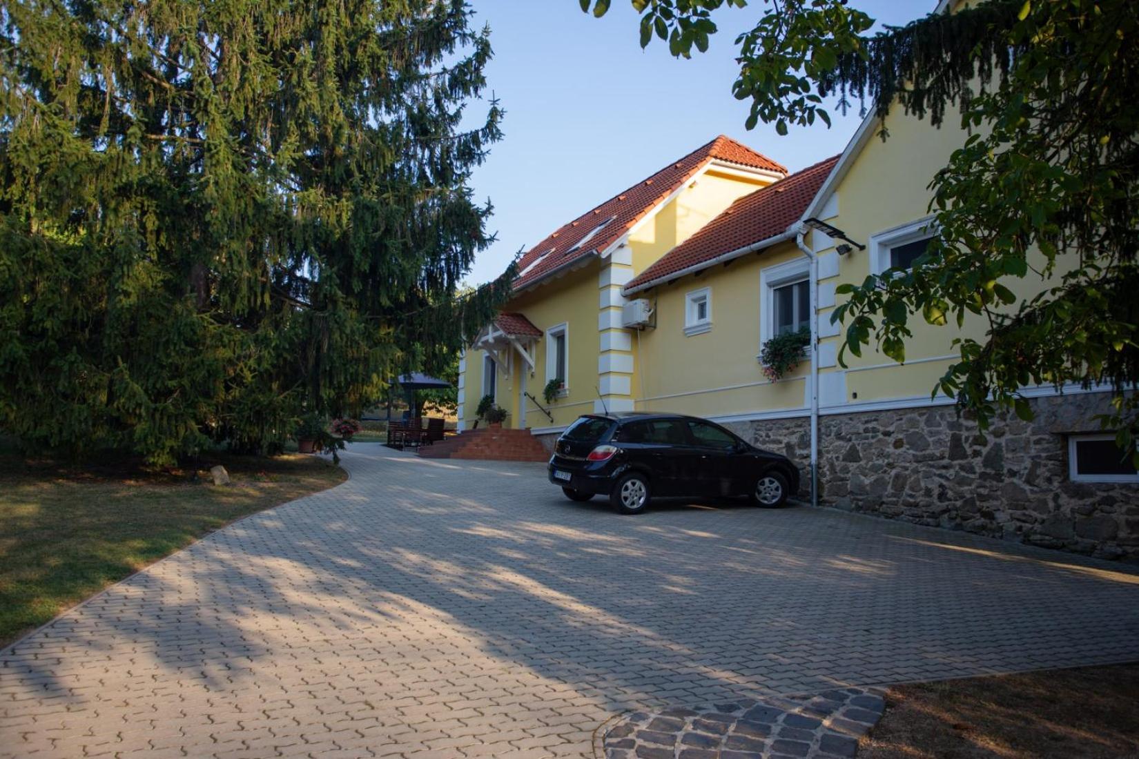 Kondics Apartmanhaz Sarvar Exterior photo