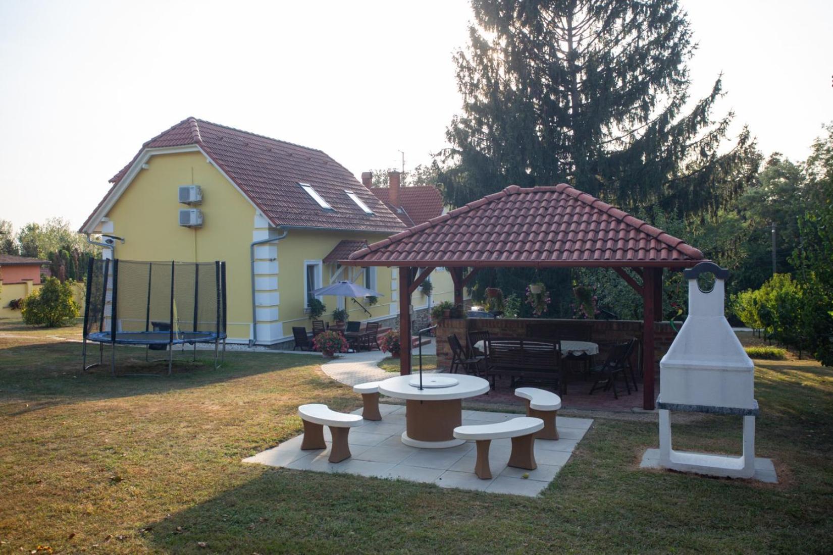 Kondics Apartmanhaz Sarvar Exterior photo