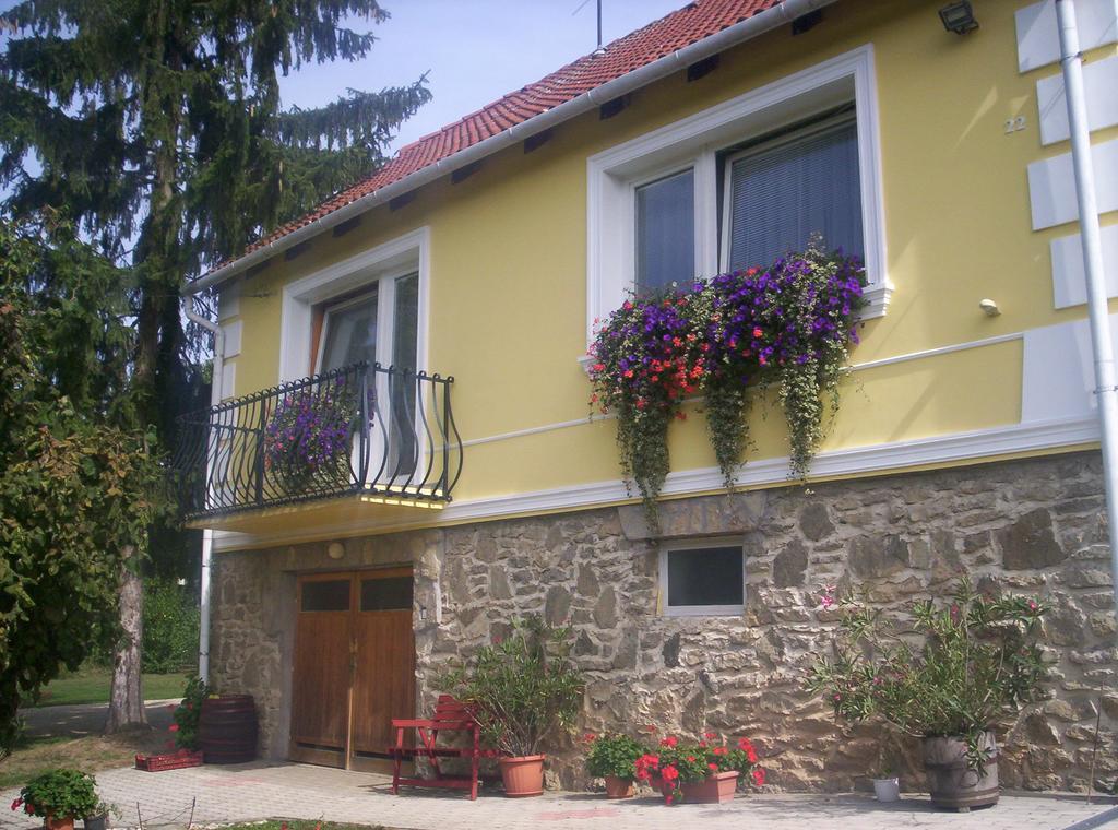 Kondics Apartmanhaz Sarvar Exterior photo