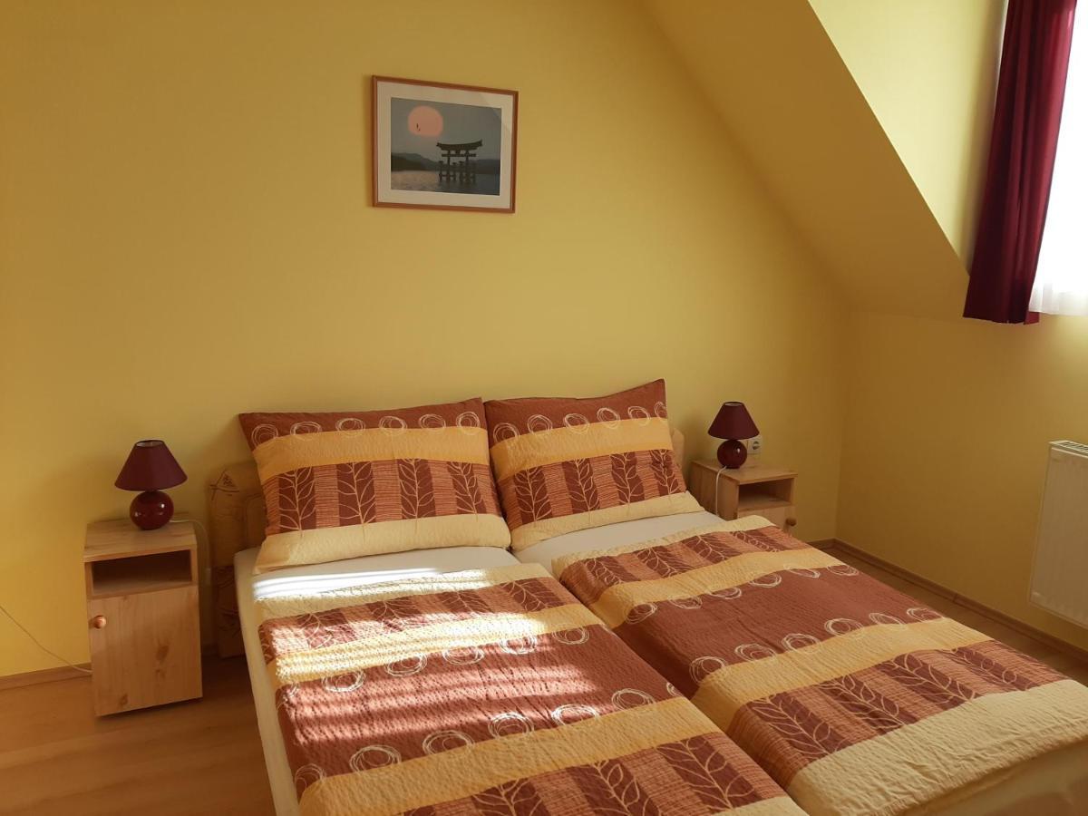 Kondics Apartmanhaz Sarvar Exterior photo
